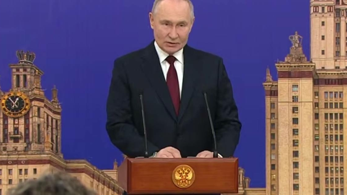 Путин наградил МГУ орденом за вклад в науку