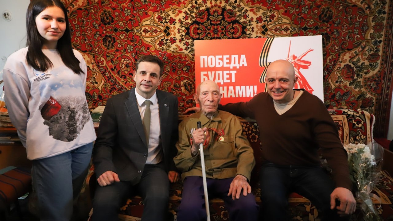 В Хакасии Сокол вручил медали «80 лет Победы» ветеранам ВОВ