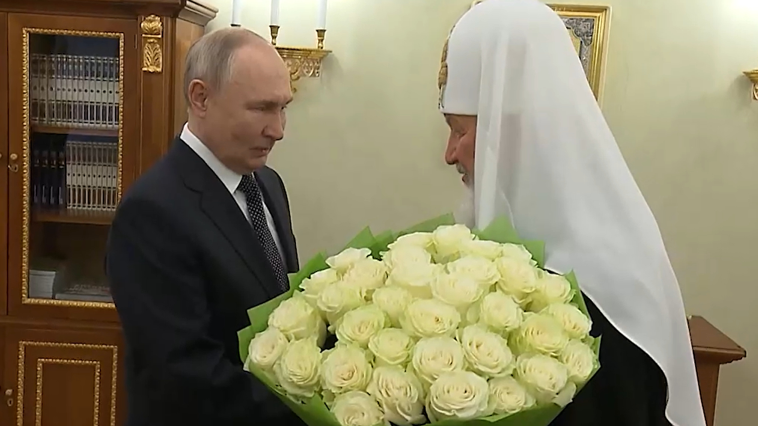 Путин подарил патриарху Кириллу белые розы к 16-летию интронизации