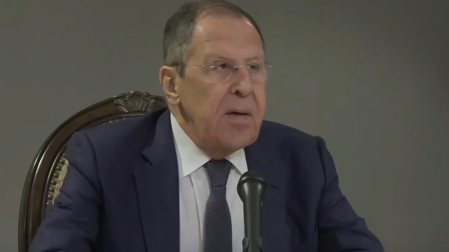 Лавров сравнил позицию Зеленского со сменой «зеленых маек»