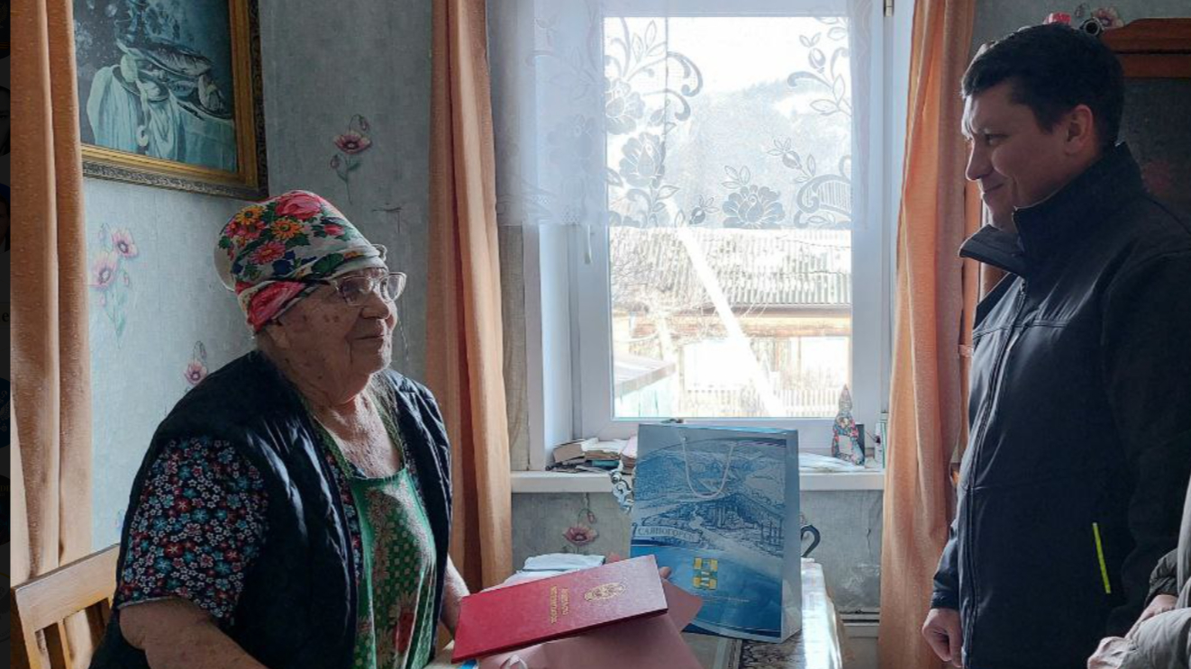 Ветеран из Саяногорска получила награду из рук Молоднякова