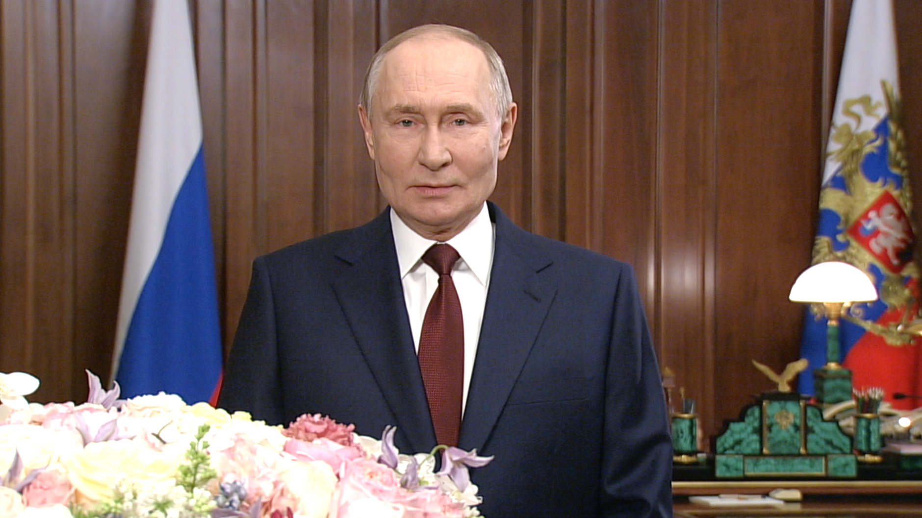 «Многоe в жизни дeржится именно на вас»: Путин поздравил женщин с 8 Марта