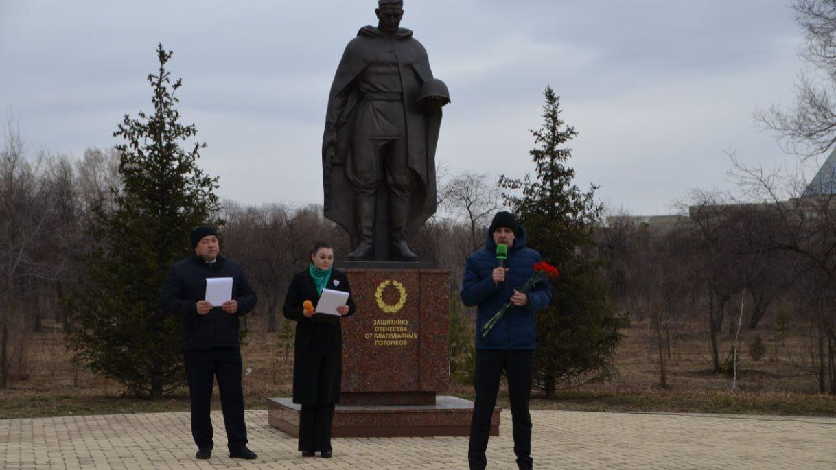 Лемин принял участие в патриотической акции для школьников в Абакане