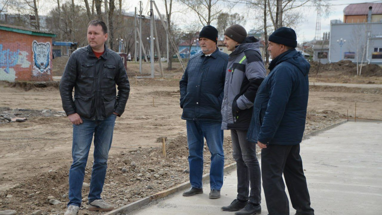 Лемин лично проверил, как благоустраивают парк культуры и отдыха в Абакане