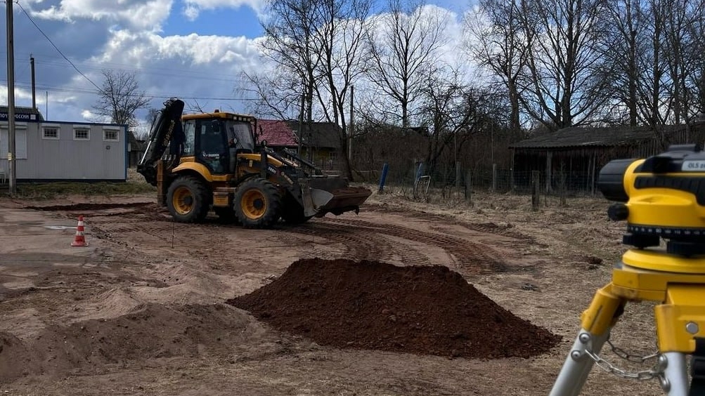 В Новгородской области ремонтируют дорогу между деревнями Перегино и Селеево