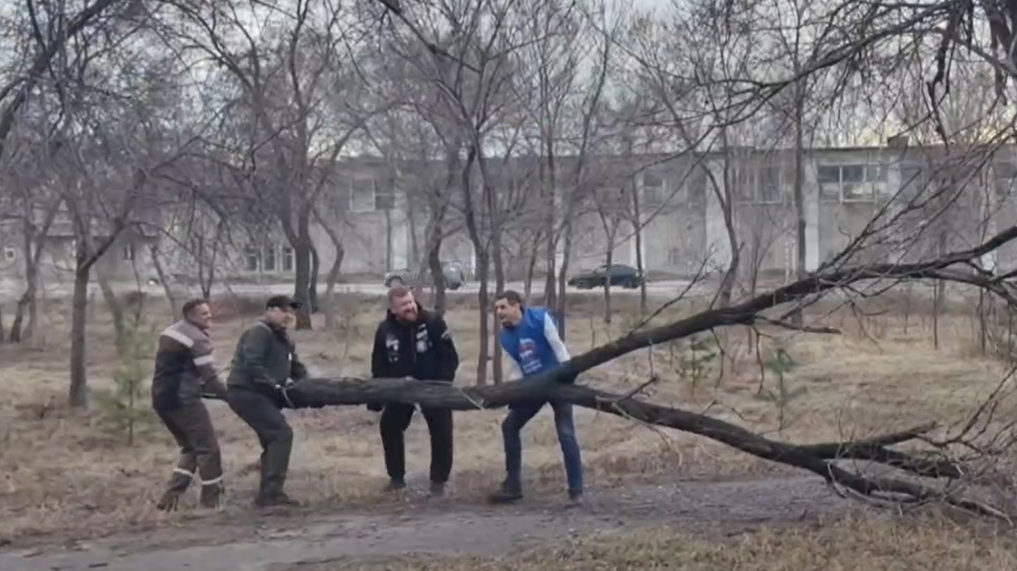 Мэр Абакана Лемин возглавил уборку города после разрушительного урагана