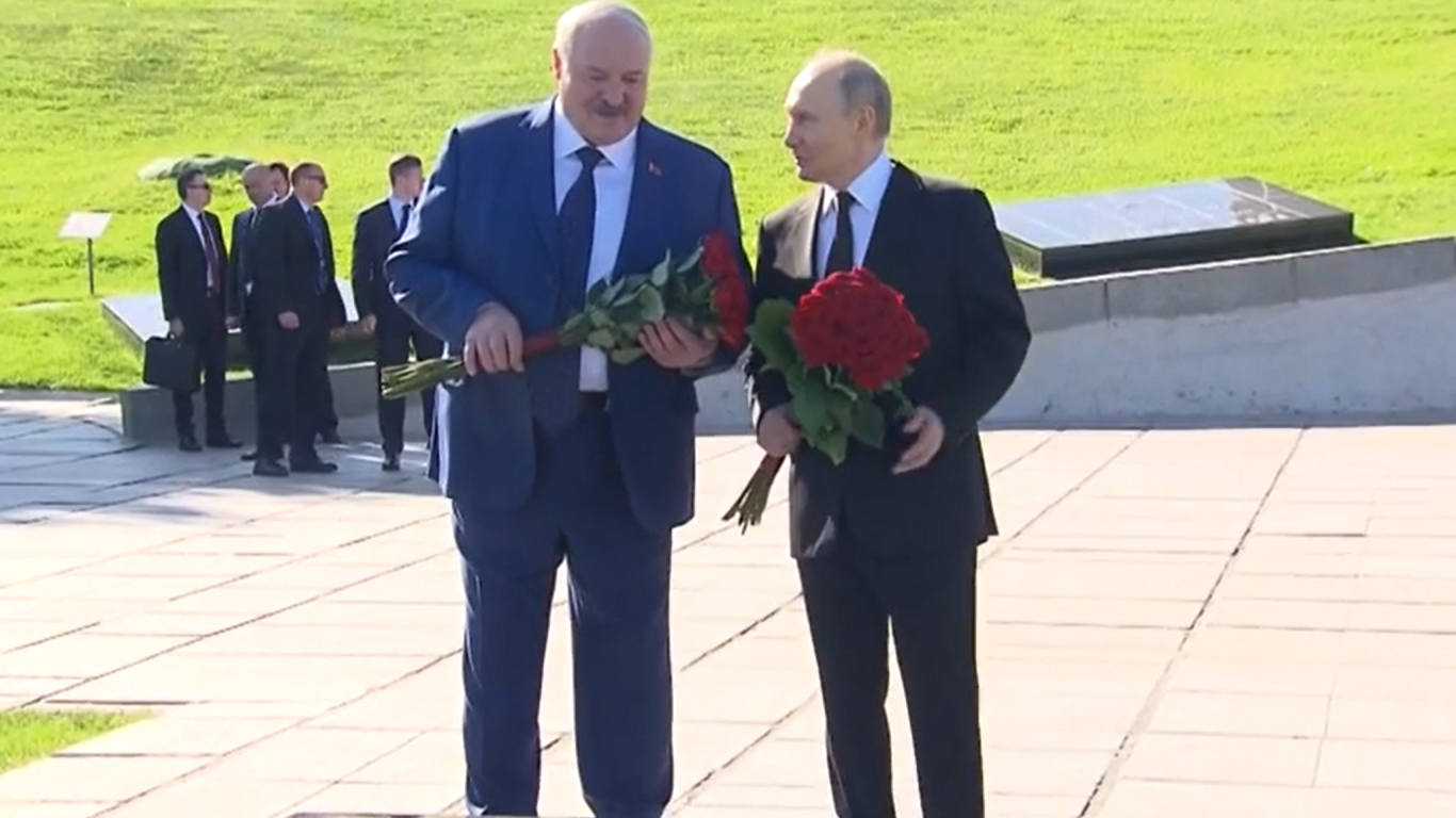 Путин встал на колено у могилы маршала Чуйкова на Мамаевом кургане