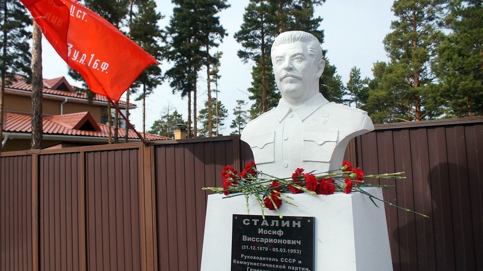 КПРФ Бурятии установила памятник Сталину к юбилею комсомольской организации