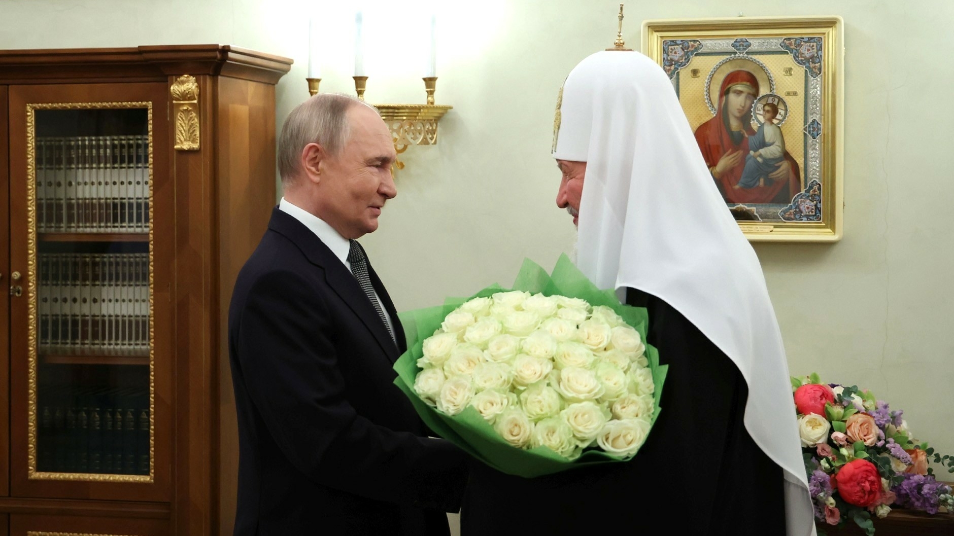 Путин поздравил патриарха с тезоименитством и поблагодарил защиту русской культуры