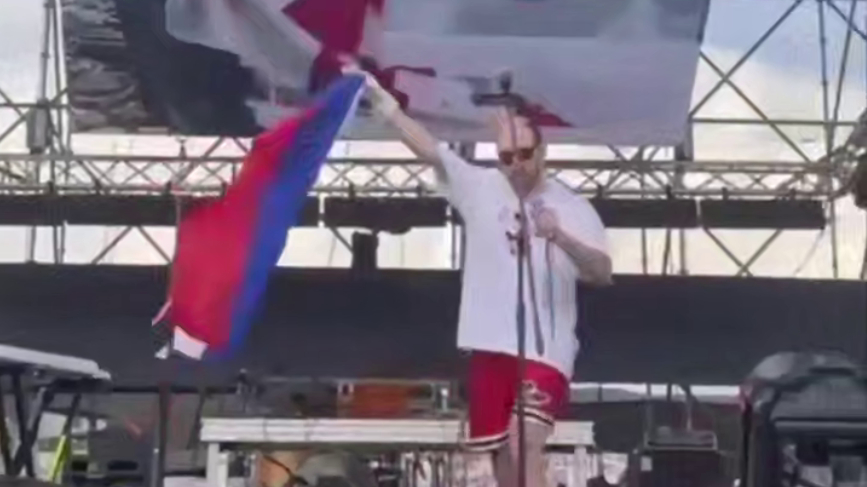 Захарова отреагировала на осквернение флага России в Тбилиси
