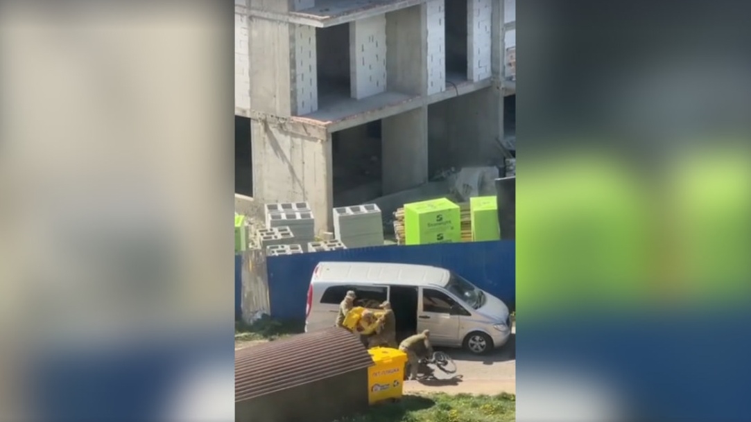 Маска шокировало видео принудительной мобилизации курьера на Украине