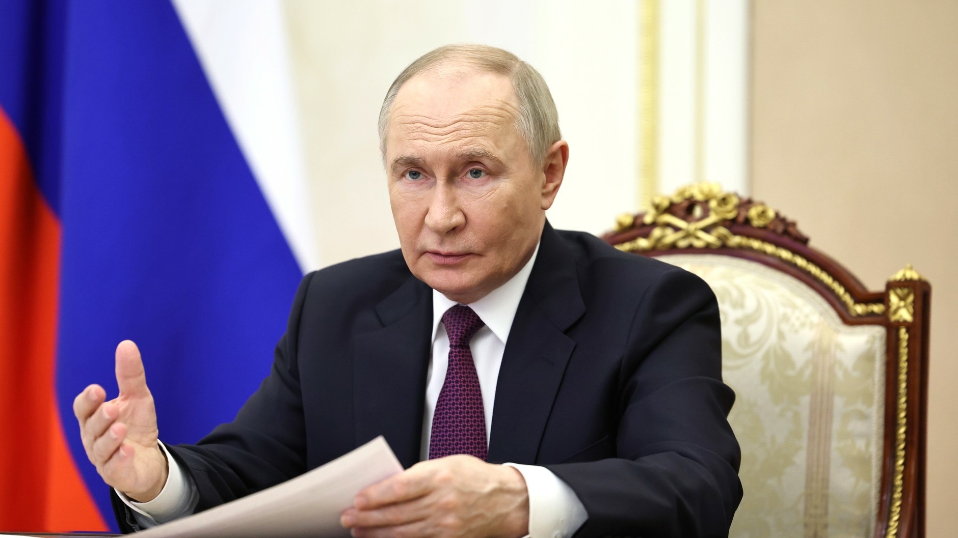 Путин дал Кабмину и регионам поручения по ЖКХ и дорожной инфраструктуре