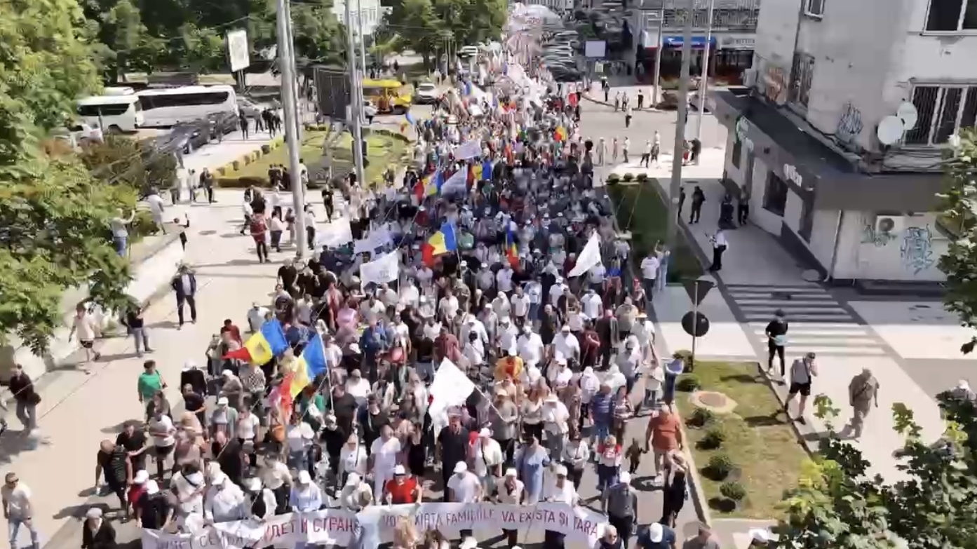 Тысячи жителей Кишинева вышли на Марш семьи против проведения ЛГБТ-парада*