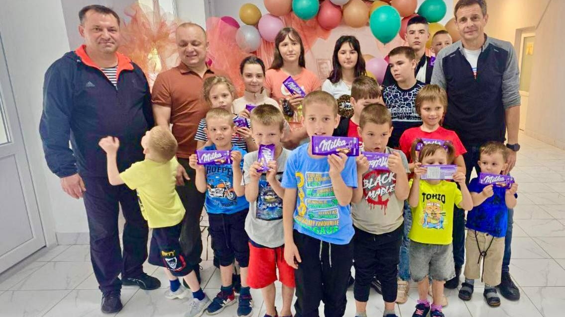Лемин привёз детям Донбасса сладкие подарки