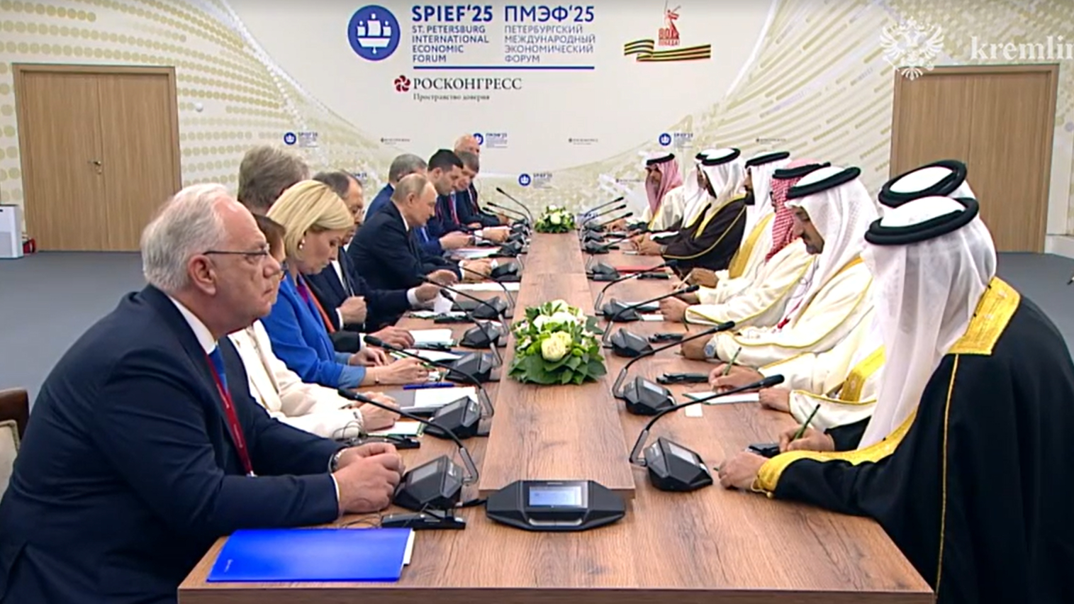 Путин поблагодарил принца Бахрейна за приезд в РФ несмотря на эскалацию в регионе