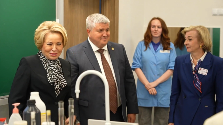 Александр Дронов и Валентина Матвиенко посетили новый корпус школы №36 в Великом Новгороде