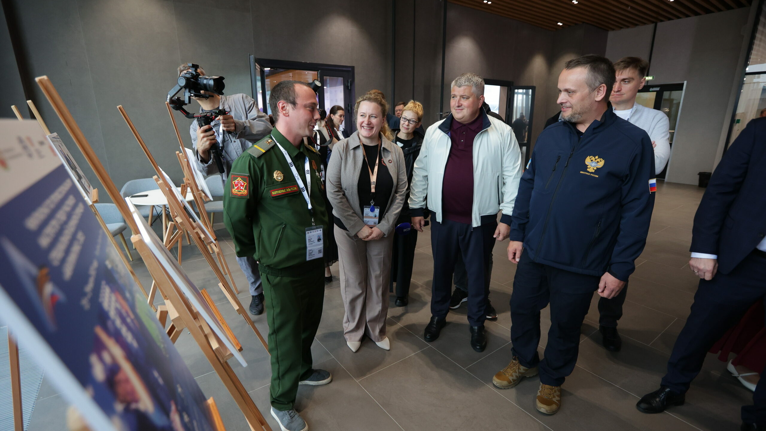 Дронов вместе с министром транспорта осмотрел разработки студентов на ЧВТ