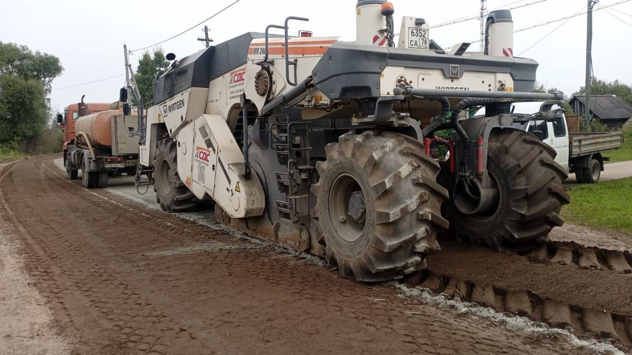 Холодная регенерация: в Новгородской области восстанавливают дорогу современным методом