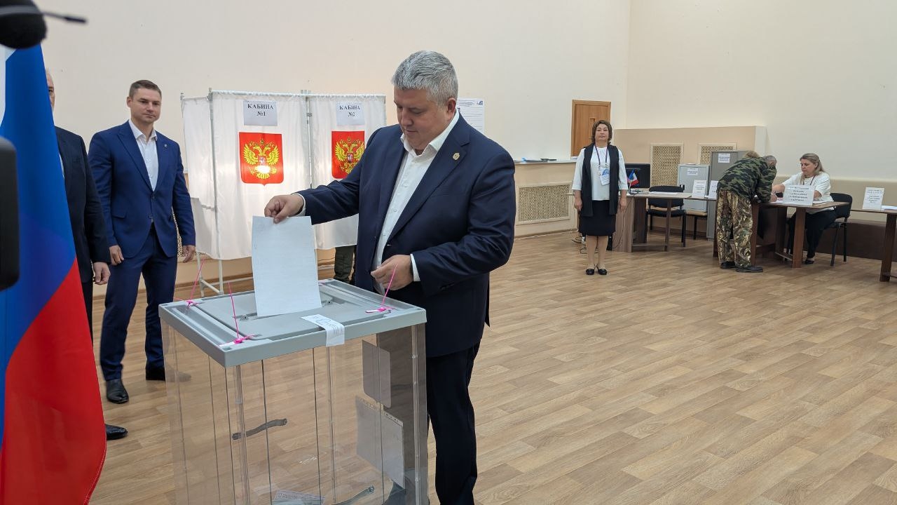 Глава Новгородчины Дронов начал день с голосования в Савино