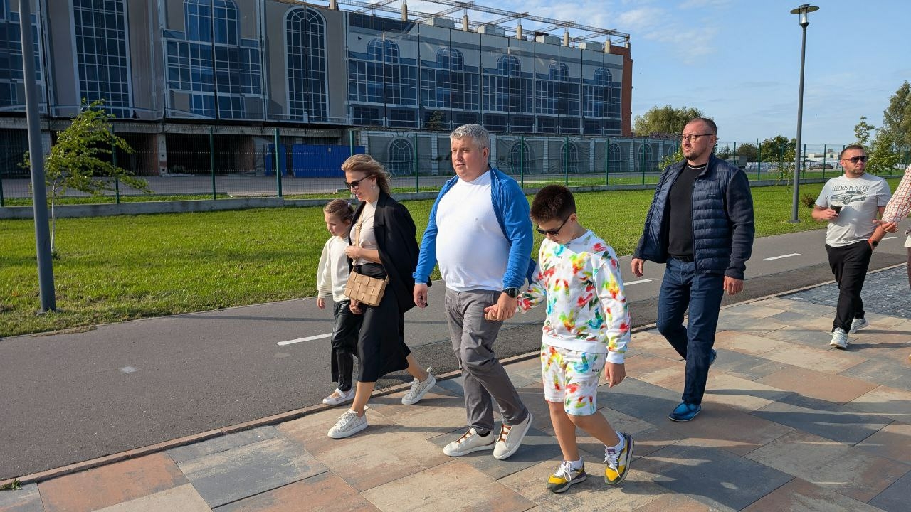 Александр Дронов с семьей прогулялся по новой набережной в Великом Новгороде
