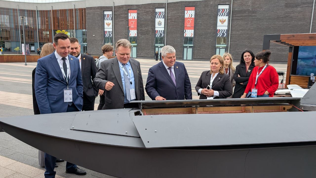 От робоперчаток до поливальщиков: Дронов оценил разработки студентов