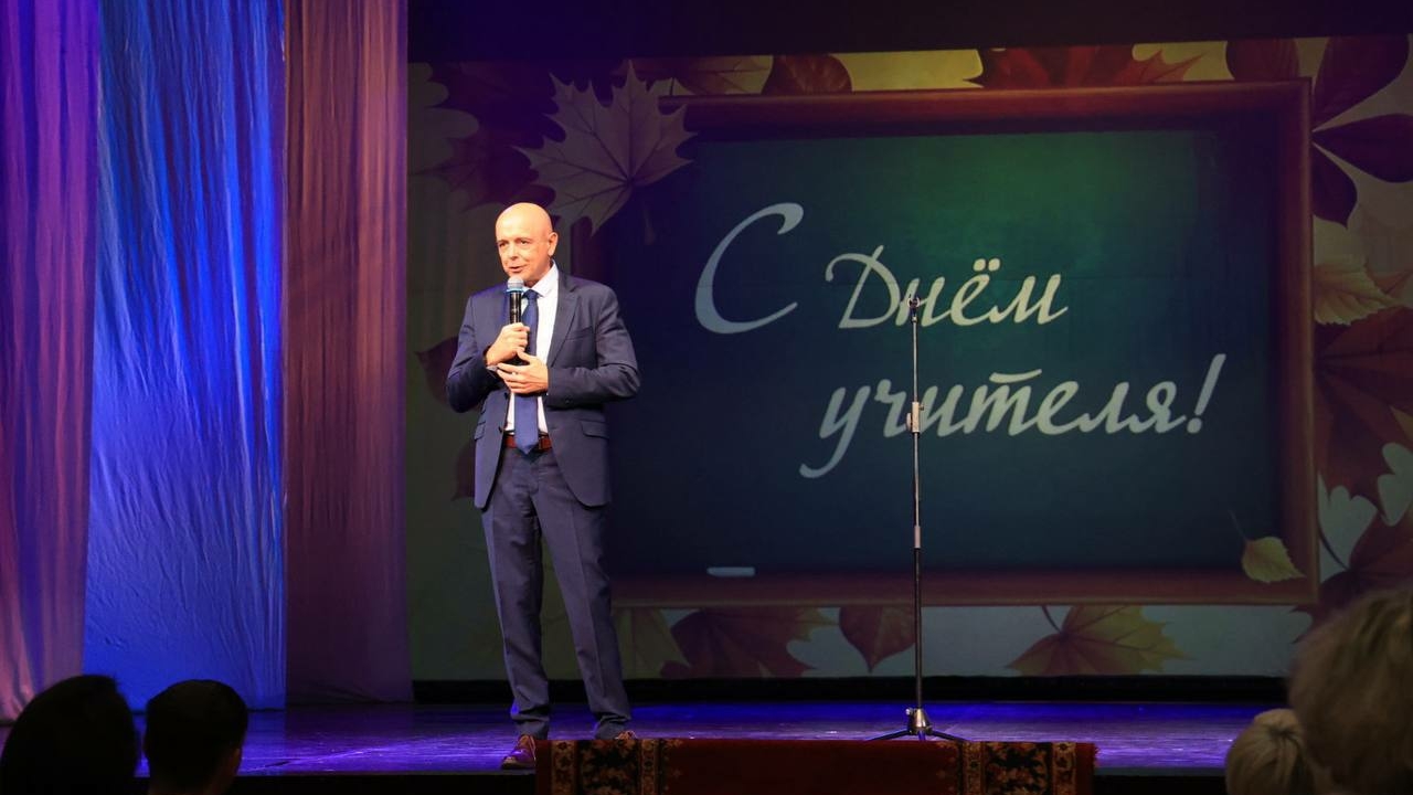 Сергей Сокол поздравил педагогов Хакасии с наступающим Днем учителя