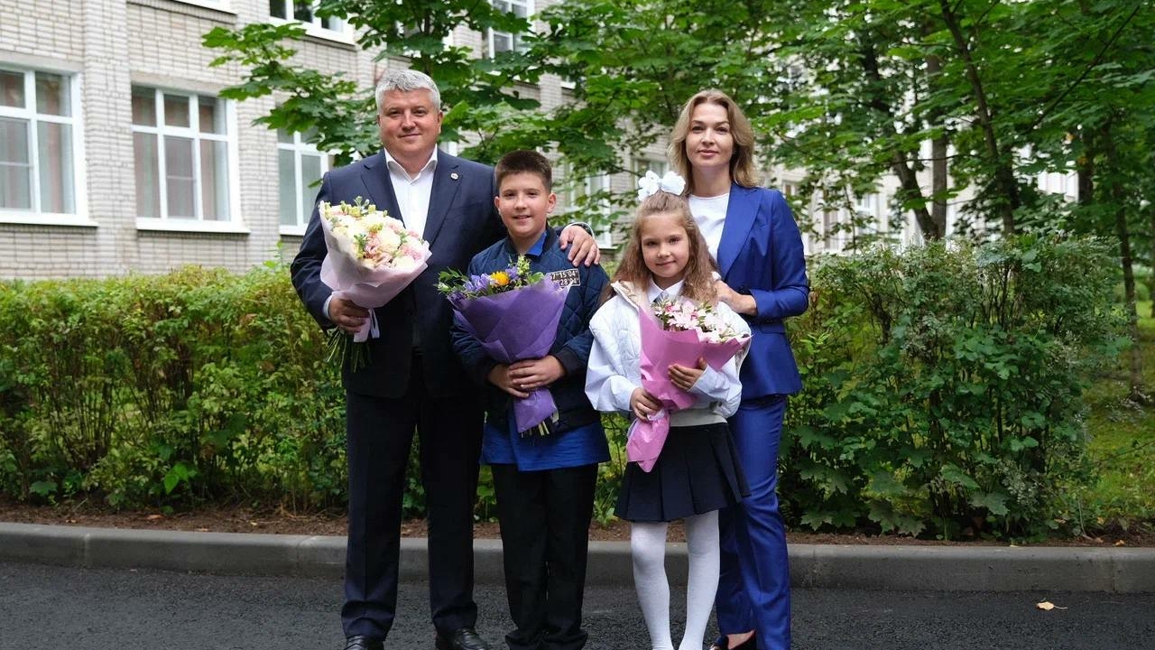 Дронов вместе со своими детьми посетил праздничную линейку школы №13