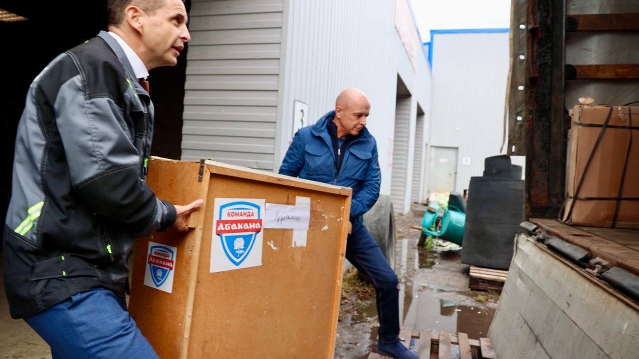 Сергей Сокол пополнил Северодонецкую галерею картинами хакасских художников