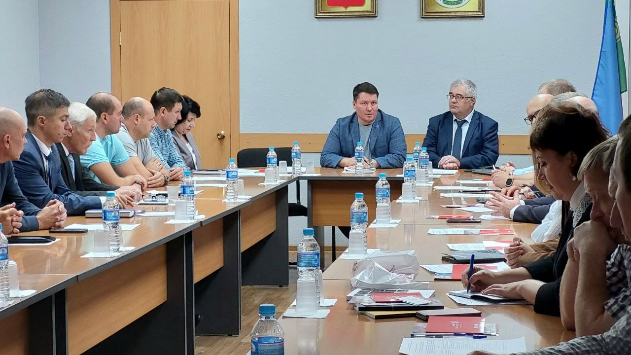 Евгений Молодняков обсудил уровень производств в Саяногорске