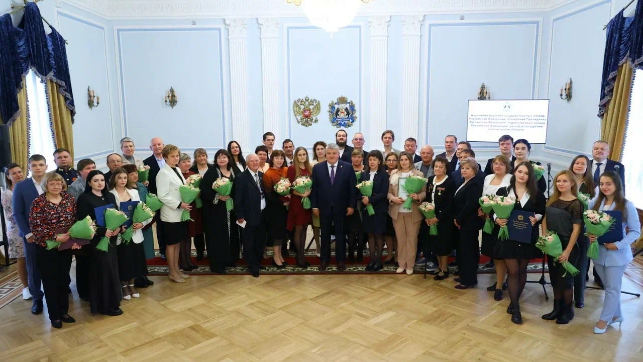 Дронов наградил выдающихся новгородцев в День российской государственности