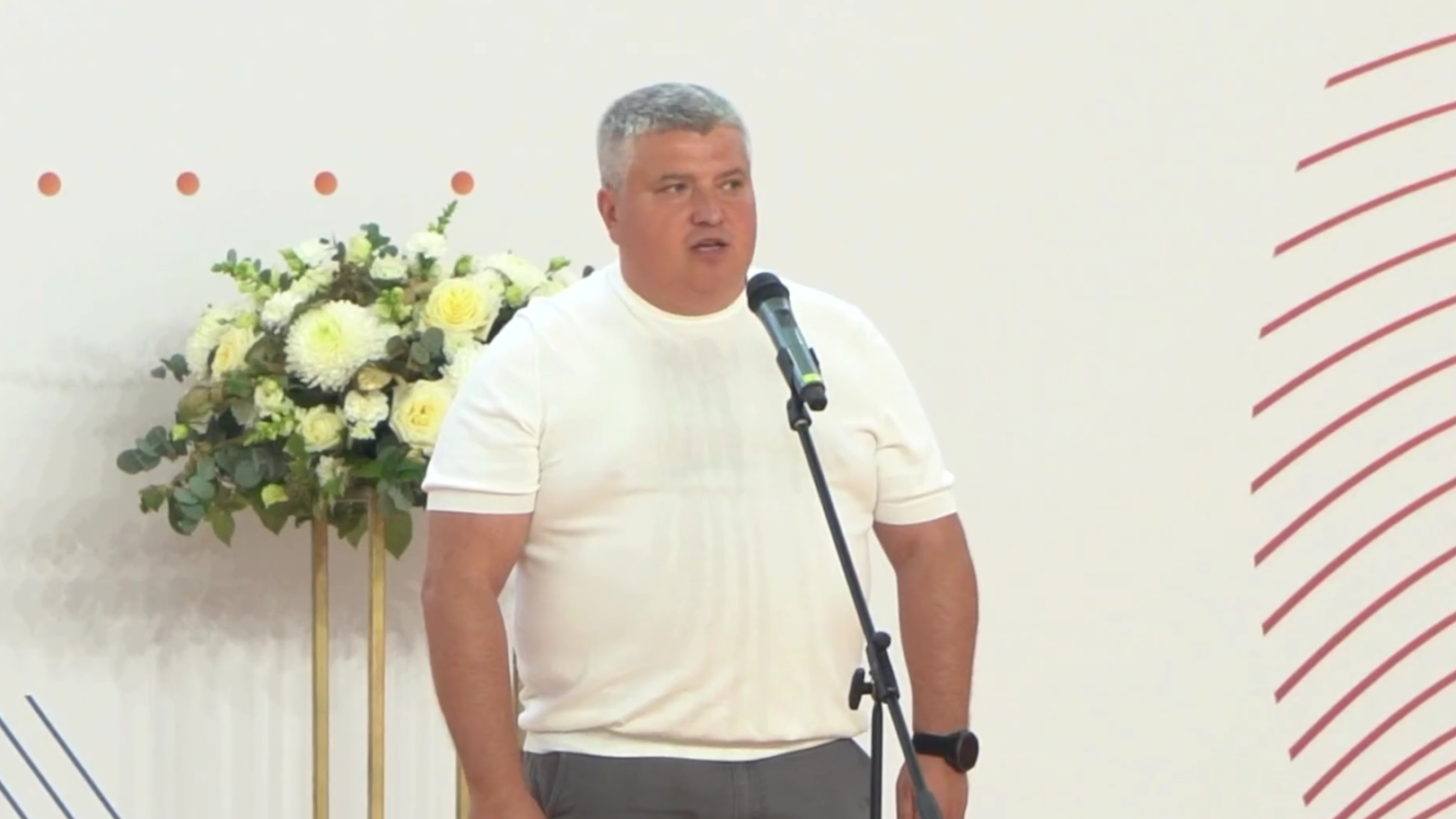 Дронов потребовал удвоить рабочих на стройке спортцентра в Великом Новгороде