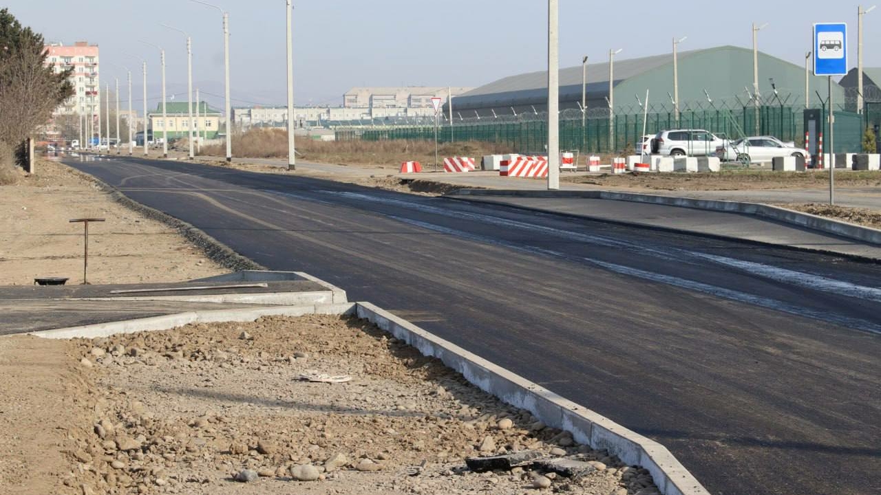 Алексей Лемин проконтролировал укладку асфальта на новой дороге Абакана