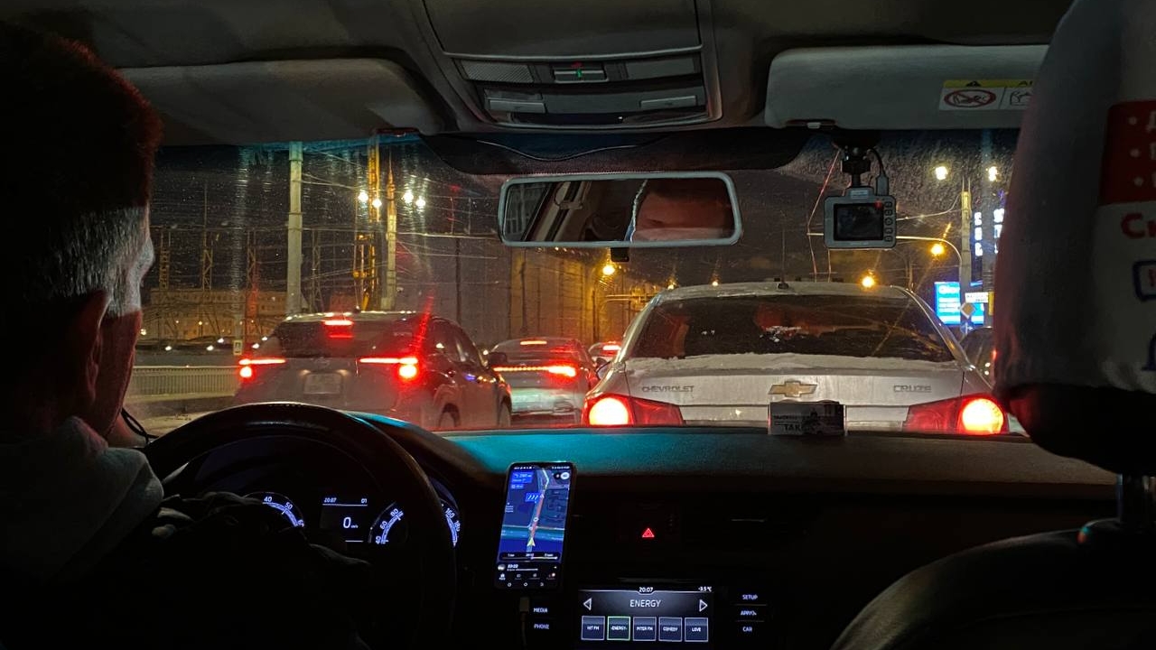 Пассажир перед поездкой на такси сможет проверить водителя через «Госуслуги»