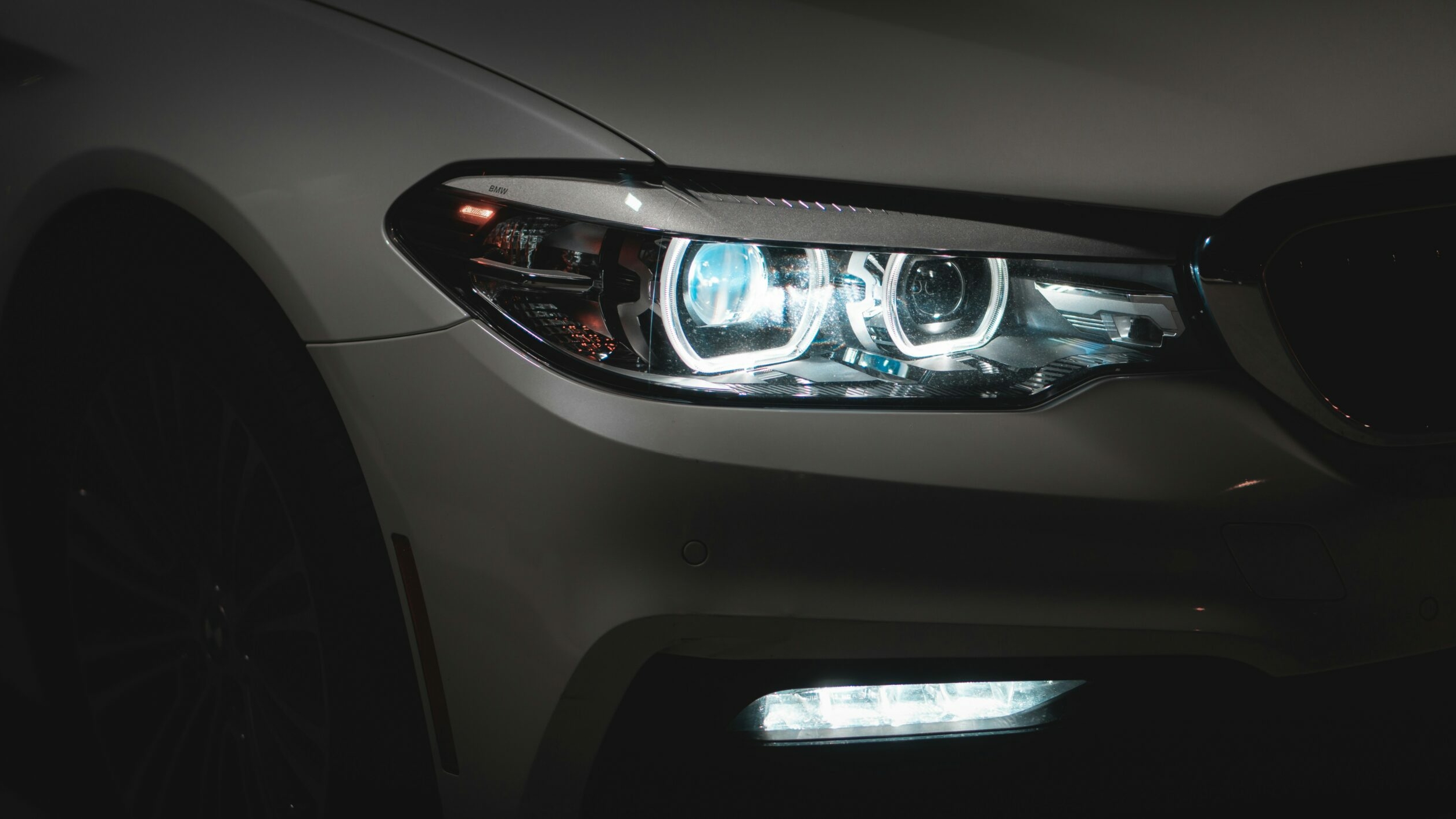 В России могут ужесточить наказание за тюнинг фар и выхлопа