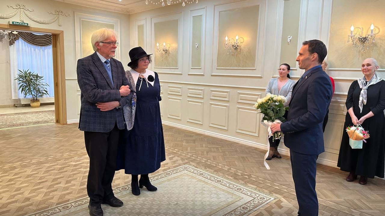 Виктор Вобликов поздравил супругов из Черняховска с серебряной свадьбой