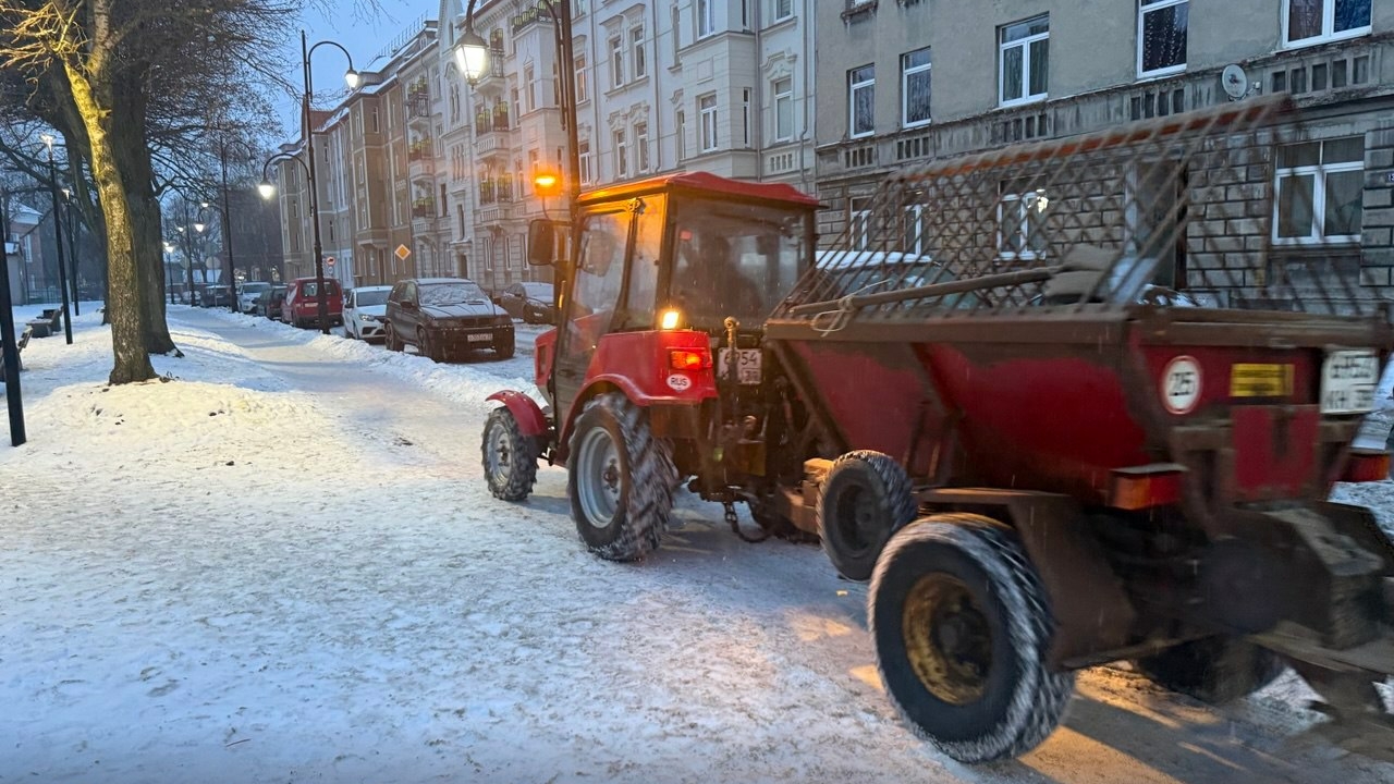 Вобликов: черняховские коммунальщики усиленно убирают последствия ледяного дождя