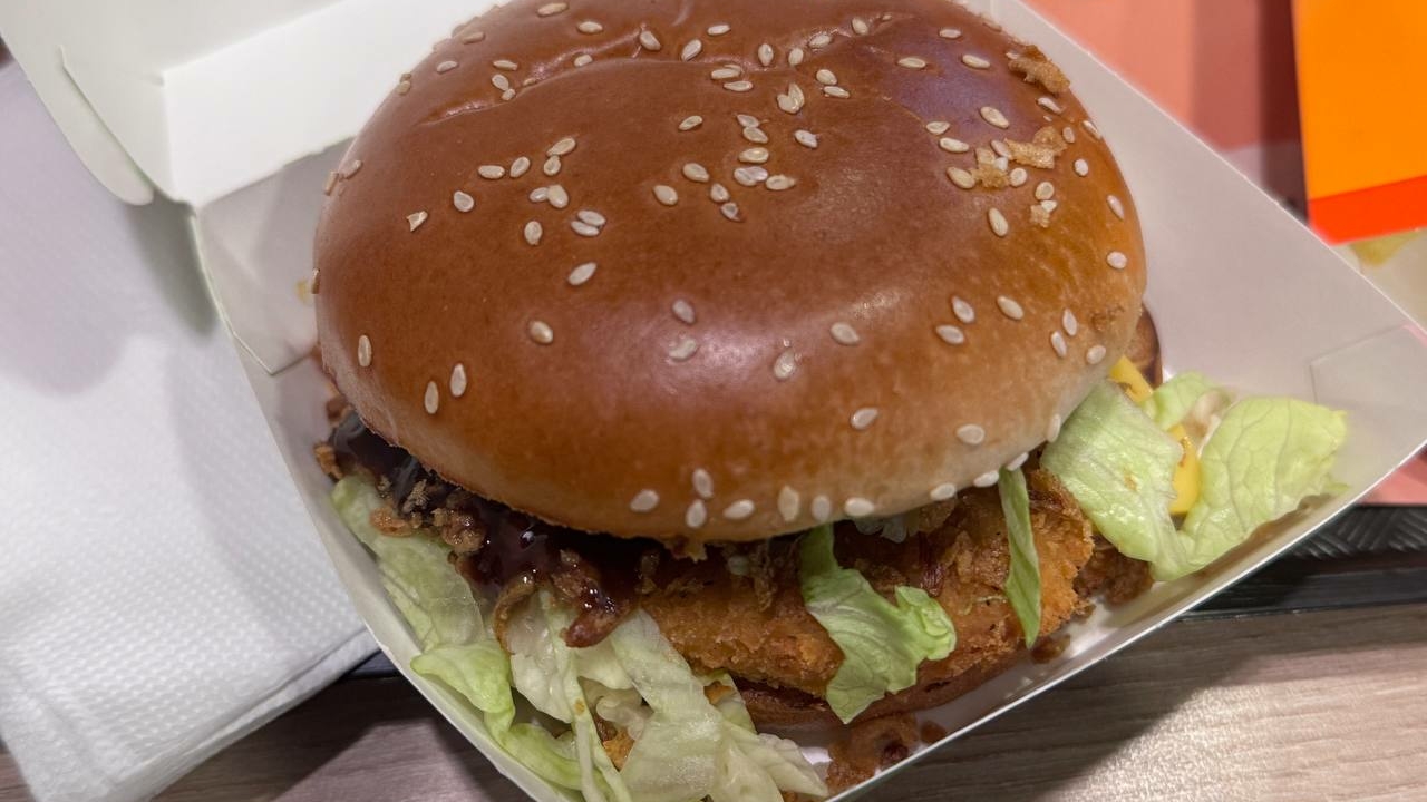 В России могут ограничить торговлю фастфудом возле школ и университетов