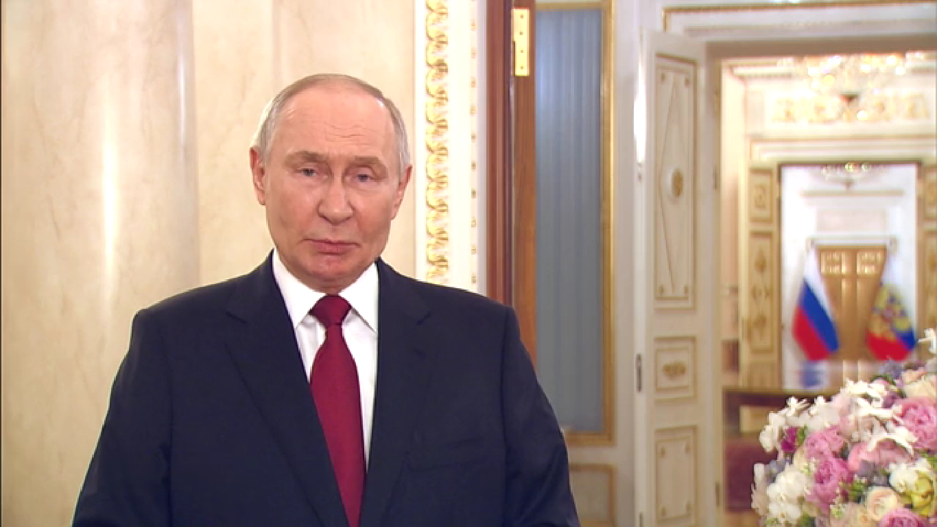 Владимир Путин пожелал женщинам счастья в Международный женский день