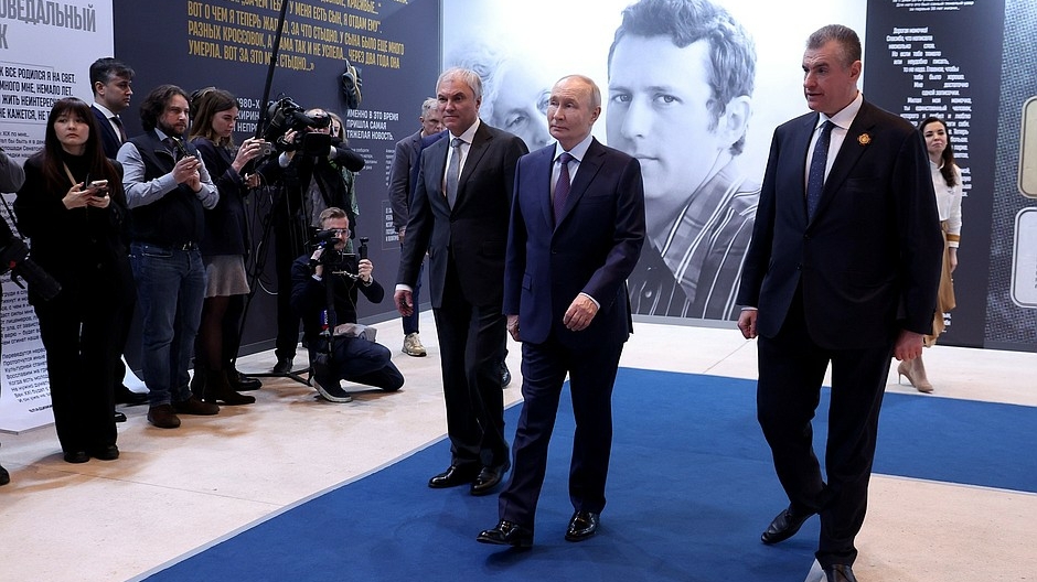 Путин, Володин и Слуцкий ознакомились с выставкой о Жириновском