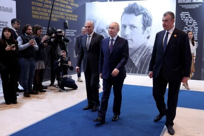 Путин, Володин и Слуцкий ознакомились с выставкой о Жириновском