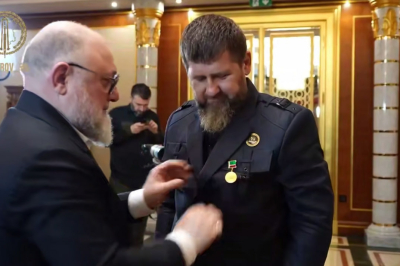 Академия наук Чечни вручила Кадырову научную награду