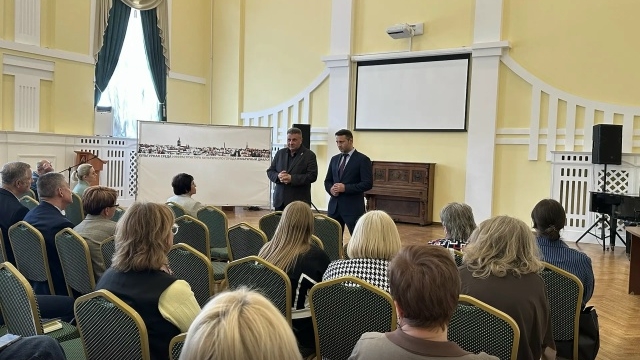 Виктор Вобликов провел совещание по подготовке ко Дню защиты детей и фестивалю «Цветы России»
