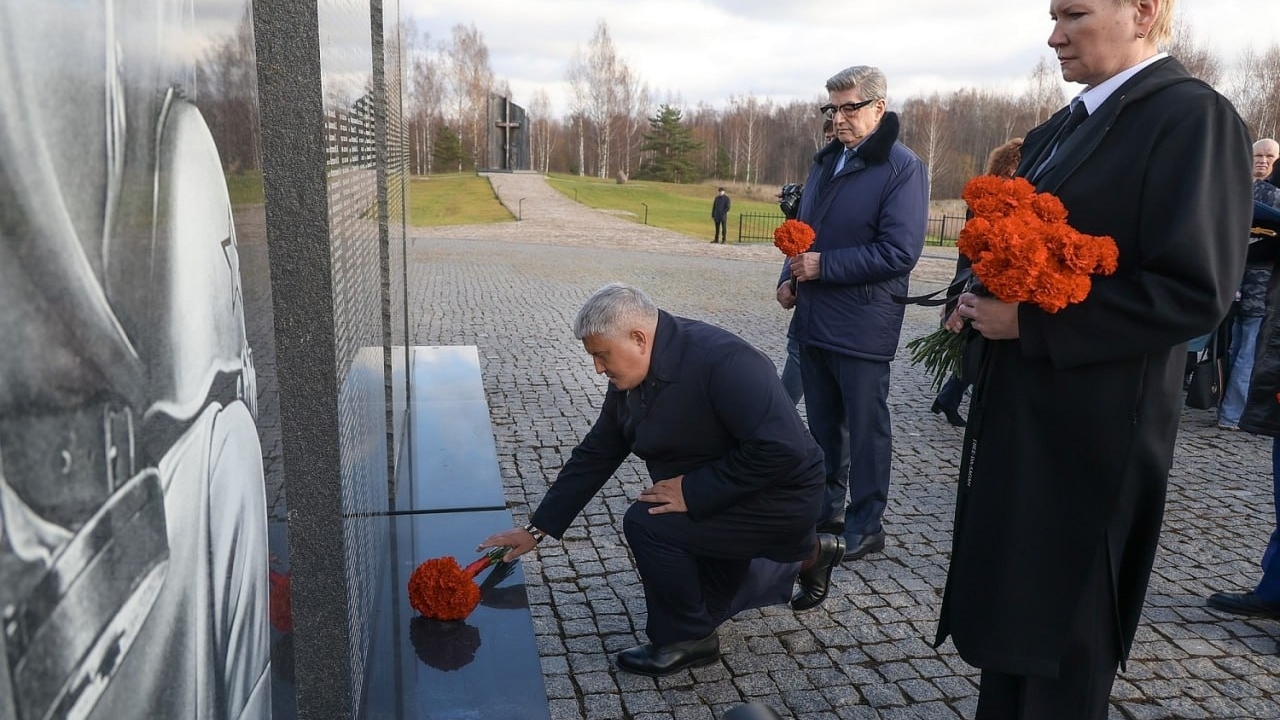 Дронов: в Жестяной Горке открыли памятник сожженным в годы войны деревням